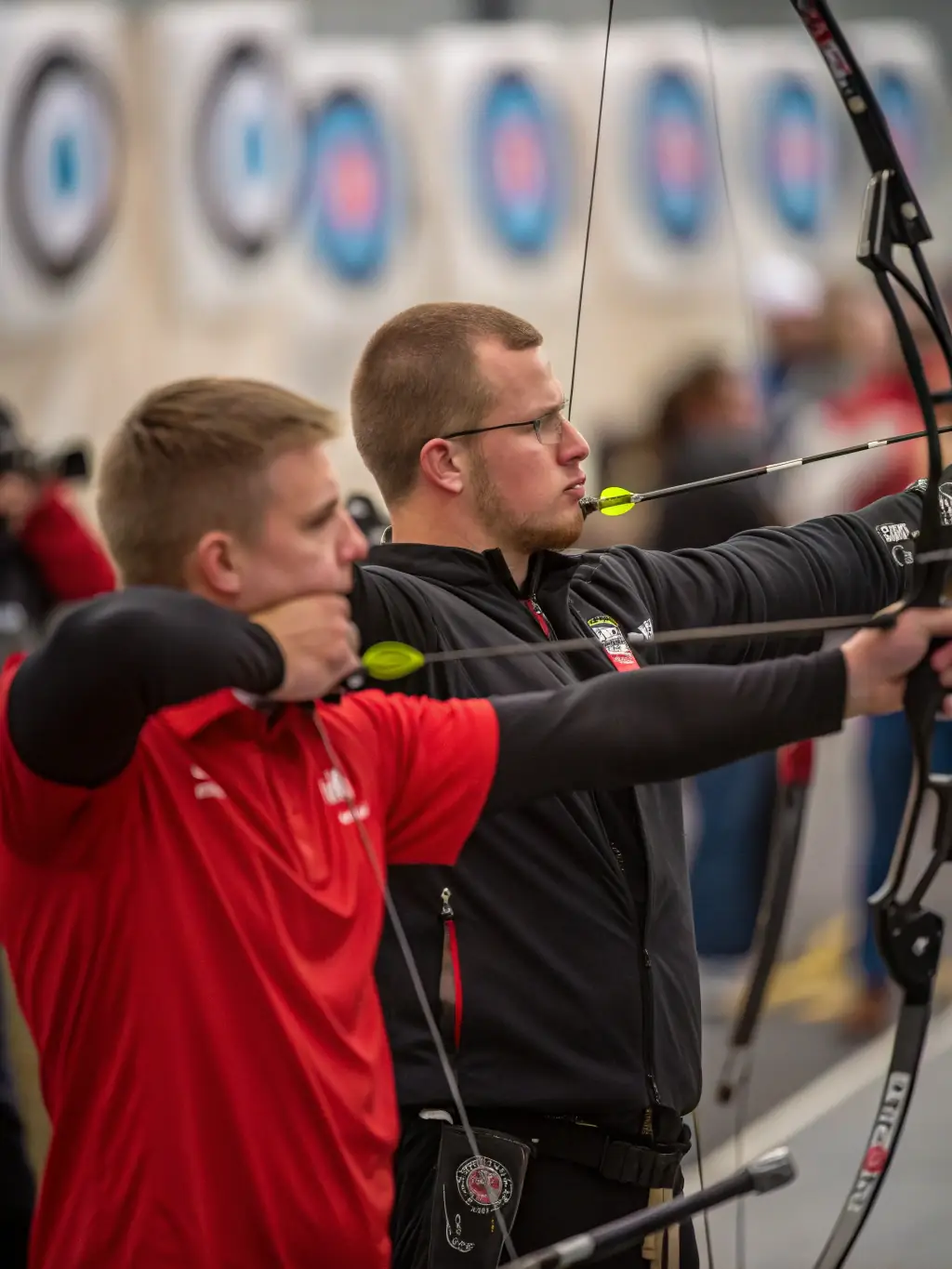 A group of archers participating in a friendly archery competition at LA FLECHE DE LA SUMENE, emphasizing the community aspect.
